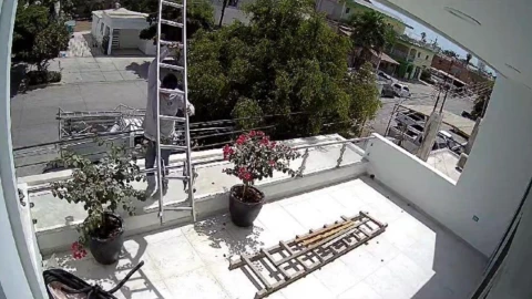 VIDEO: Técnico en reparación de aire acondicionado se electrocuta y cae desde las alturas en Sinaloa