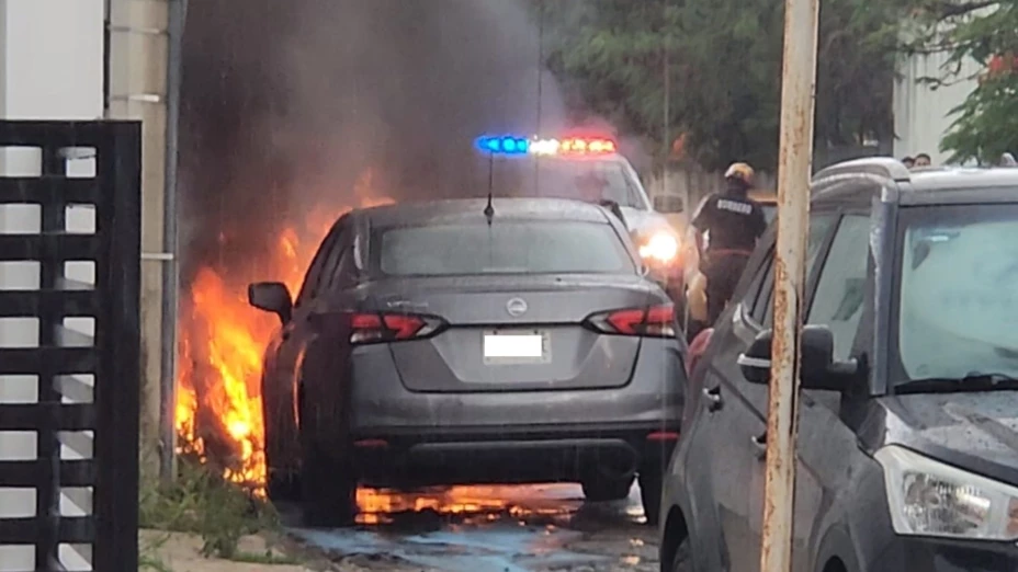 Tres autos ARDEN EN LLAMAS bajo la lluvia en la colonia Cordemex y alerta a los vecinos; la policía tuvo que intervenir