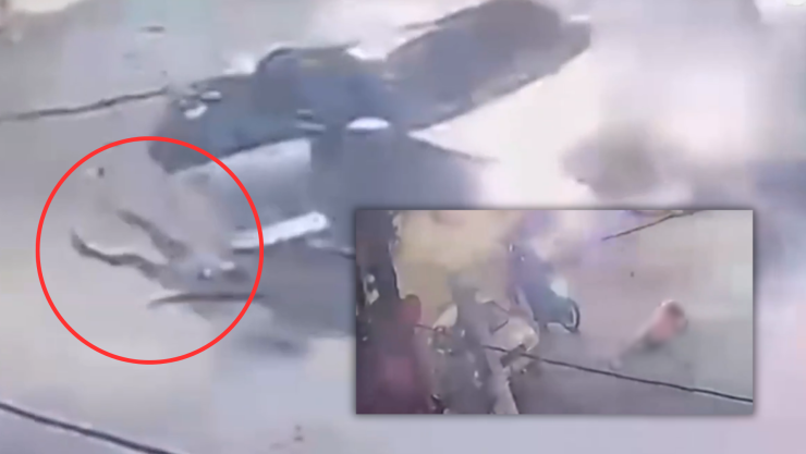 Mujer se arroja de auto