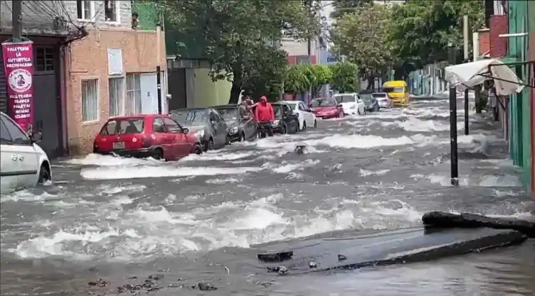 Emergencia en Av. Tláhuac_ Megafuga de agua de 500 metros moviliza a bomberos en Iztapalapa