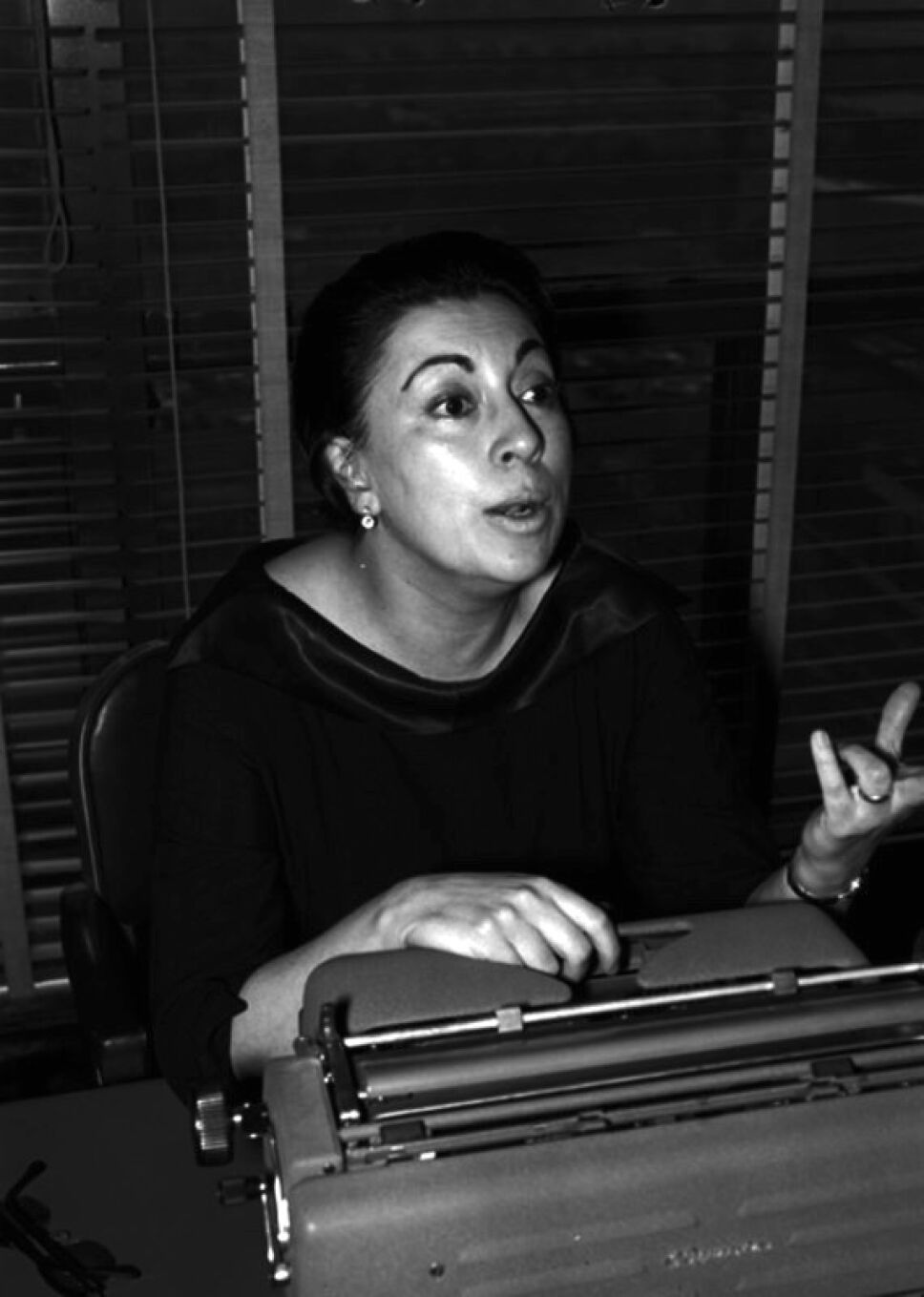 rosario castellanos en su máquina de escribir platicando