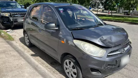 Fuerte accidente en Ciudad Caucel_ Sujeto pierde el control y se sube al camellón.