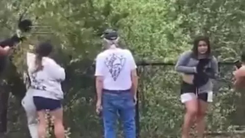 VIDEO_ Mujer provocó fractura en un oso bebé tras tomarse una selfie con él