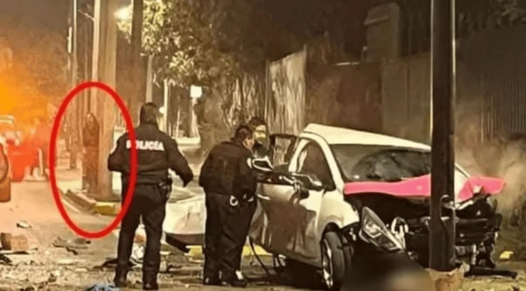 ¡Impactante! Captan en fotos a una entidad presente en un accidente de automóvil.png