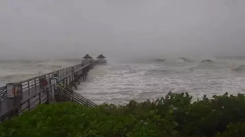 Cámara muestra en vivo el impacto del huracán Ian en Florida