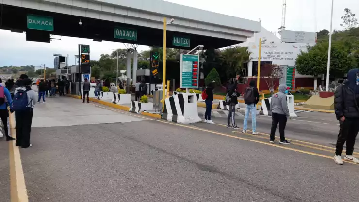 Normalistas de Oaxaca toman caseta de autopista