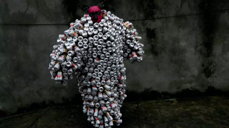 Integrante del Bloco da Latinha con un traje de latas de aluminio.