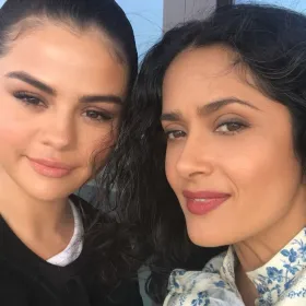 Selena Gomez y Salma Hayek protagonizaron un tierno momento en los Golden Globes