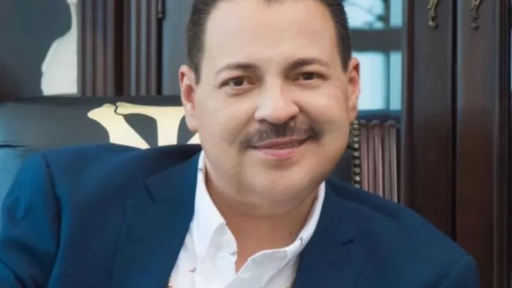 Julio Preciado es sometido a cirugía para corregir una catarata en el ojo.