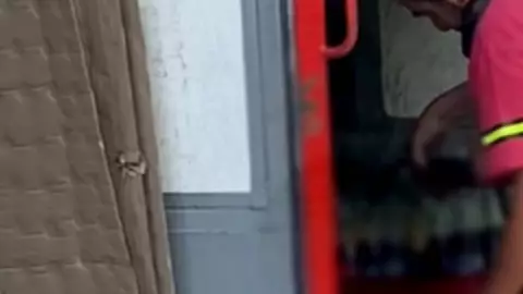 Repartidor de refresco rellena envases