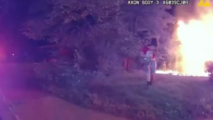 Repartidor de pizza salva a cinco niños de casa incendiada en Estados Unidos.