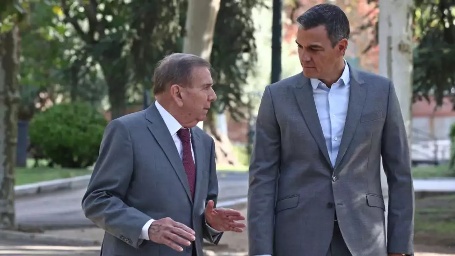 Edmundo González conversa con Pedro Sánchez.
