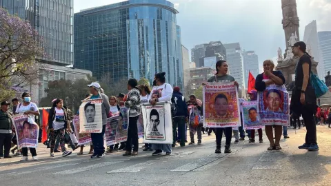 Renuncia abogado de padres de los 43 normalistas de Ayotzinapa