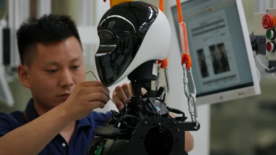 Ensamble de un robot en la fábrica de LY iTech, en Beijing.