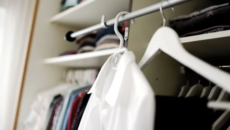 Esto debes poner en tu armario para eliminar la humedad