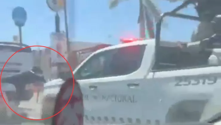 VIDEO: En Culiacán, camioneta de la Guardia Nacional atropella a un motociclista
