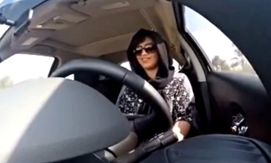 La activista Lujain al Hazlul y la periodista Maysa al Amudi fueron detenidas mientras manejaban en la frontera entre ese Emiratos Árabes y Arabia Saudí.