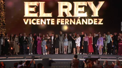 Queridos artistas desfilaron por la alfombra roja en el estreno de ‘El Rey’.