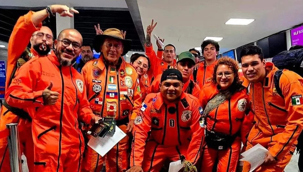 Reciben con ovaciones a la brigada Topos en España