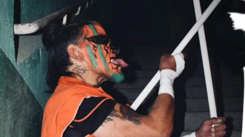 luchador Halloween lesionado de la columna