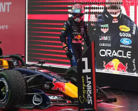 Max Verstappen de Red Bull, tras ganar la carrera de sprint en el GP de Singapur.