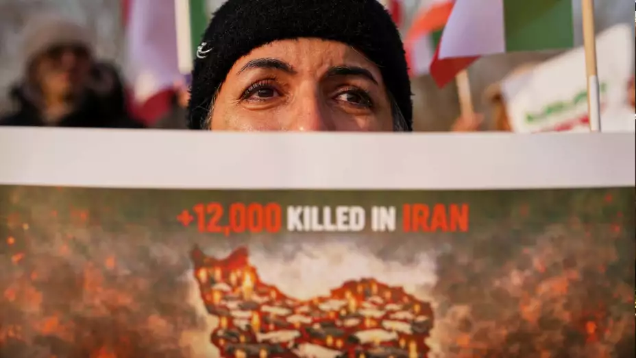 Marcha de solidaridad con las protestas en Irán en Bucarest, Rumania.