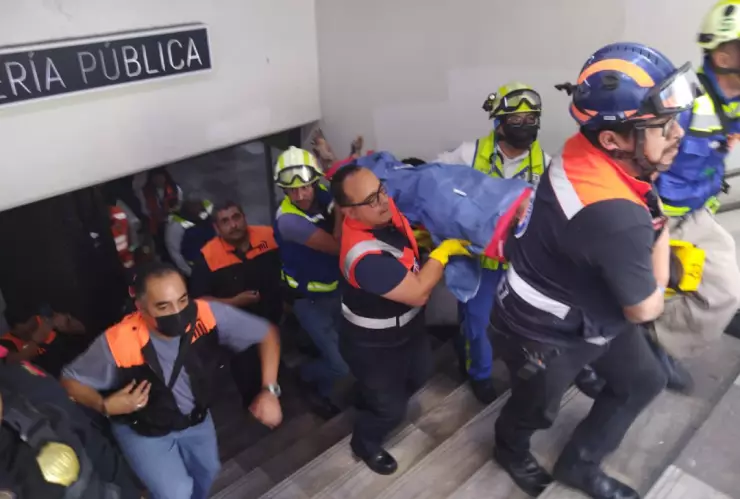 Rescatan con vida a hombre que se arrojó a las vías de la estación Hidalgo de la Línea 3 del Metro CDMX.