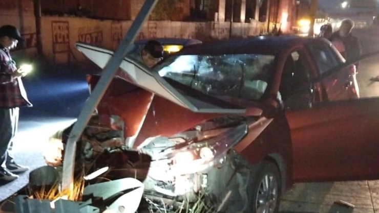 Rescatan a conductora prensada tras choque en el Periférico Ecológico hoy 15