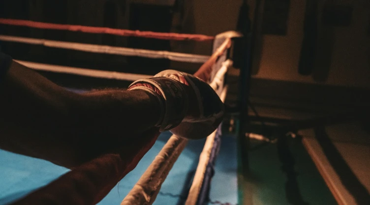 Puño de luchador de box en cuadrilátero.