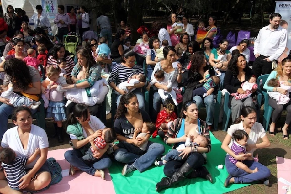 La Organización Mundial de la Salud (OMS) recomienda que las mujeres deben amamantar a sus hijos durante los primeros 6 meses