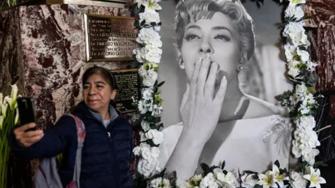 Homenaje a Silvia Pinal en Bellas Artes
