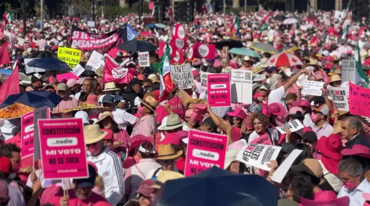 SSC estima 90 mil personas en el Zócalo por la marcha del INE