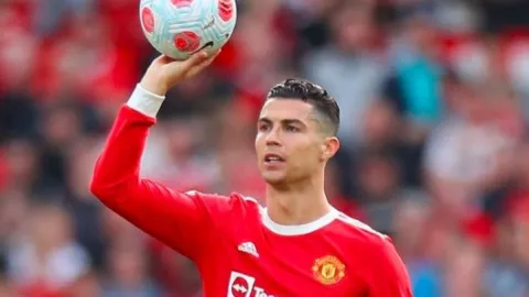 Policía da advertencia a Cristiano Ronaldo por tirarle teléfono a menor.