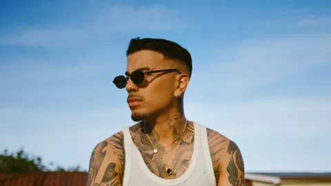 VIDEO Rauw Alejandro rompe su pantalón en pleno concierto y casi enseña de más