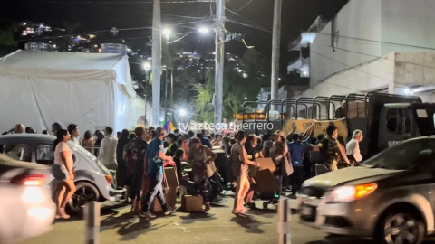 ciudadanos aglomerados por despensas en Acapulco