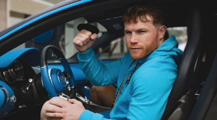Canelo Álvarez en su Bugatti Chiron Azul, que vende