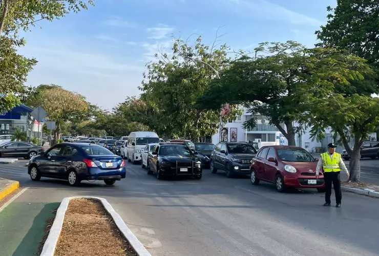 Cierre de calles en Prolongación Montejo provoca tráfico