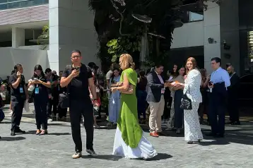 Gente llama a sus familiares tras un terremoto en Panamá.