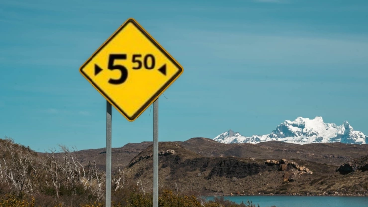 La señal de tránsito ‘5/50' y ‘4/30' es importante para grandes vehículos