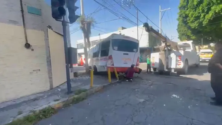 Ruta 65 se subió a la banqueta y sufrió choque contra vivienda en Puebla hoy; reportan daños