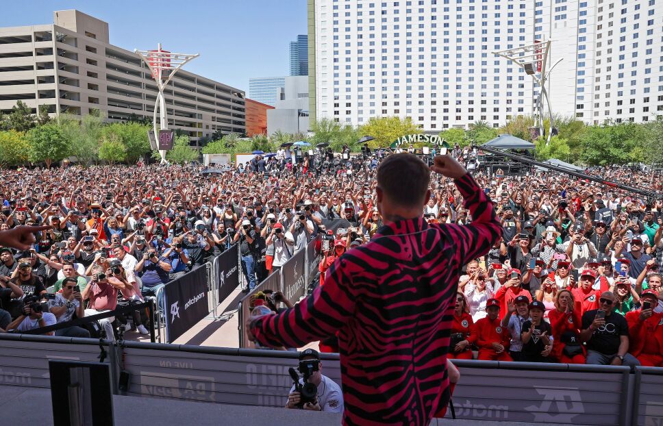 Canelo Álvarez y su afición en Las Vegas 2022.
