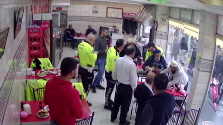 Policía salva con maniobra de Heimlich a abuelito que se ahogaba