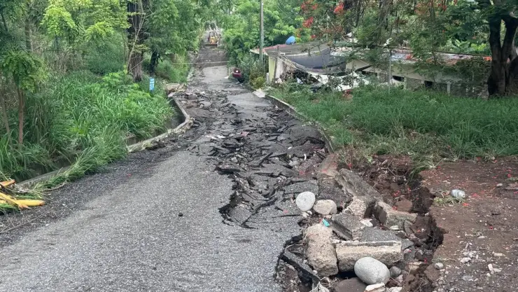 Vialidad colapsada y al menos 8 localidades inundadas tras fuertes lluvias en municipio de Veracruz