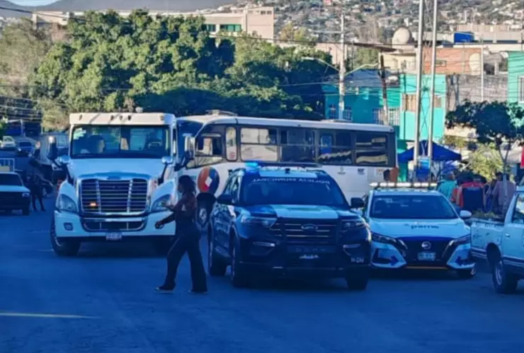 chofer de qrobús sufrió infarto y chocó unidad en san roque querétaro.jpg
