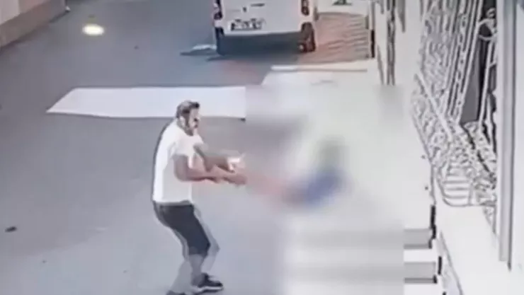 VIDEO ¡IMÁGENES SENSIBLES! Hombre golpea brutalmente a un niño de 7 años en Turquía .jpg