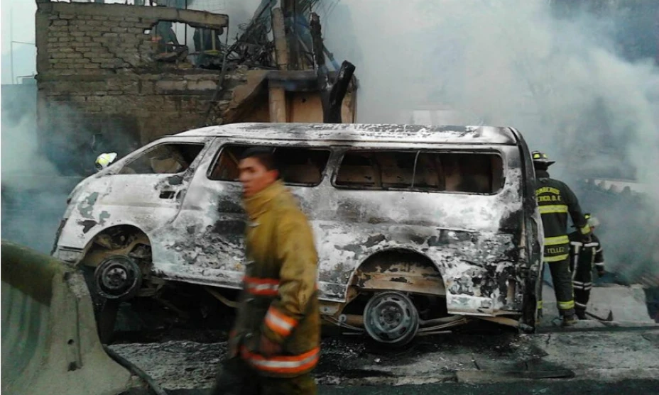 La explosión de una pipa en Xalostoc dejó 13 muertos, las autoridades aún trabajan en el lugar