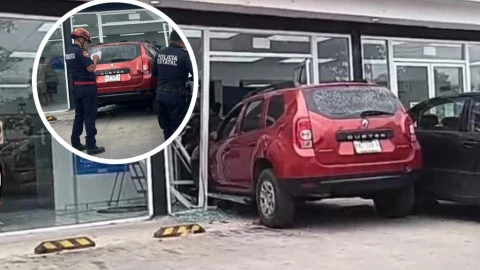 Pierde el control y ESTAMPA su camioneta dentro de una lavandería en Juan Pablo II; reportan severos daños