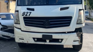 Coche IMPACTA contra transporte público en la Castilla Cámara; fotos del FUERTE ACCIDENTE
