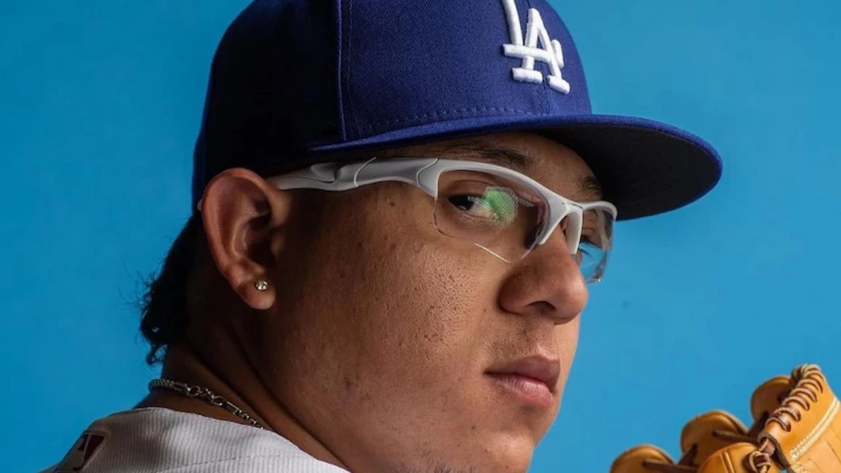 Julio Urías arrestado por violencia doméstica