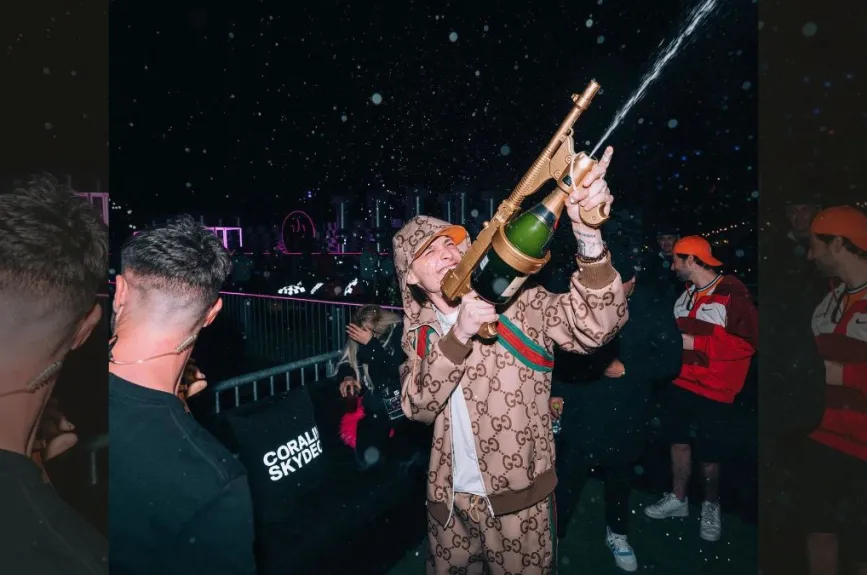 Peso Pluma champagne.jpg